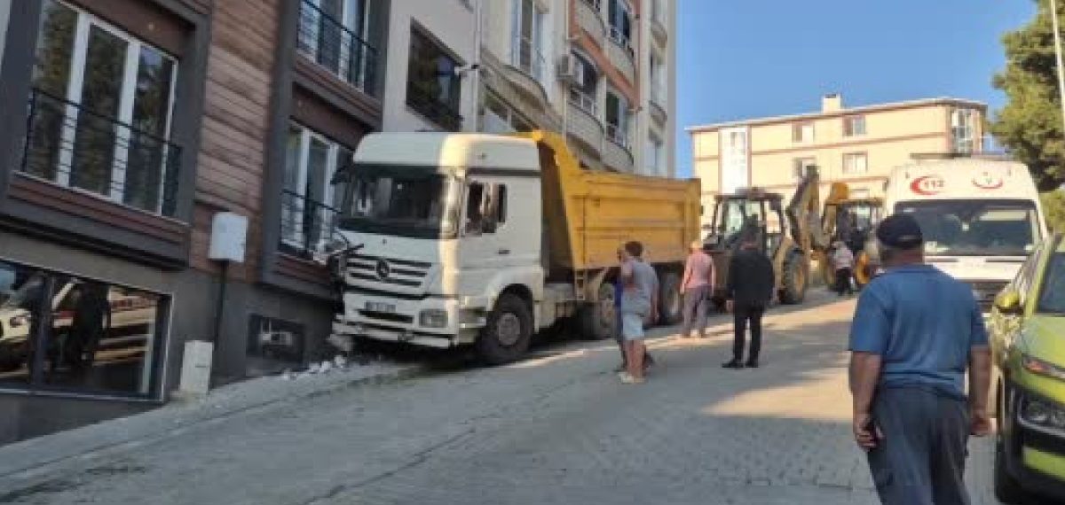 Park halindeki kamyon fren boşalmasıyla yokuş aşağı inip evin penceresine çarptı