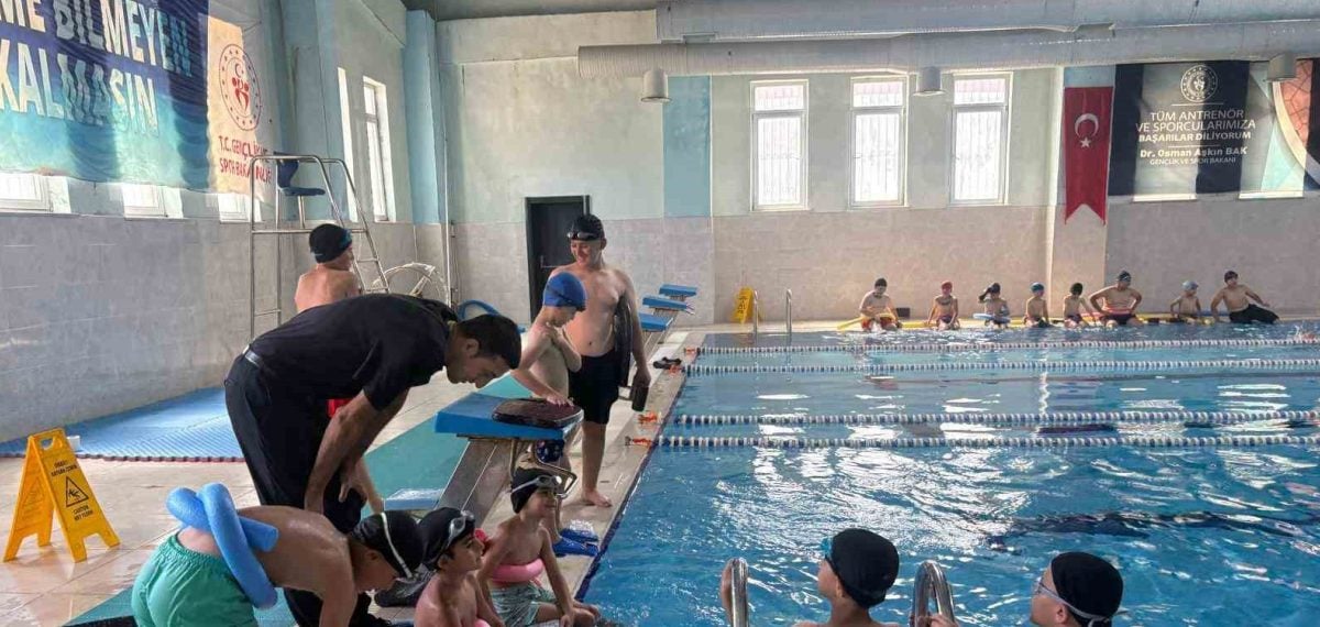 Patnos’ta 1.189 öğrenciye yıl boyunca süren yüzme eğitimi verildi