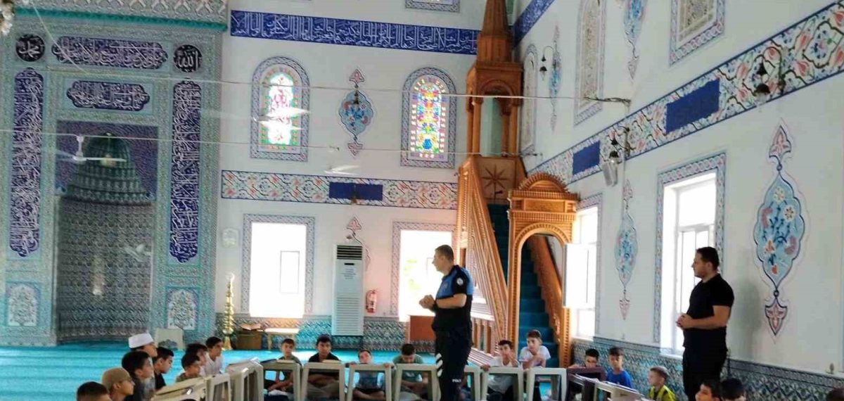 Polisler Kur’an kursundaki çocukları güvenlik ve trafikte bilinçlendirdi