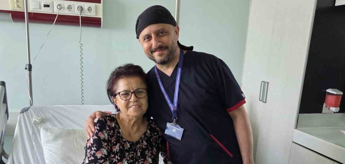 Prof. Dr. Mehmet Kirişçi, 29 yıl sonra öğretmenini ameliyat ederek sağlığına kavuşturdu