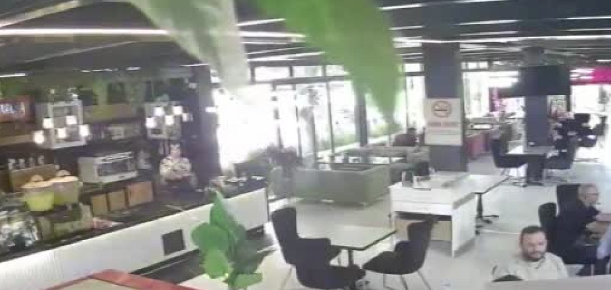 Restoranda iki silahla saldırı girişimi: Şüpheli yaralı yakalandı