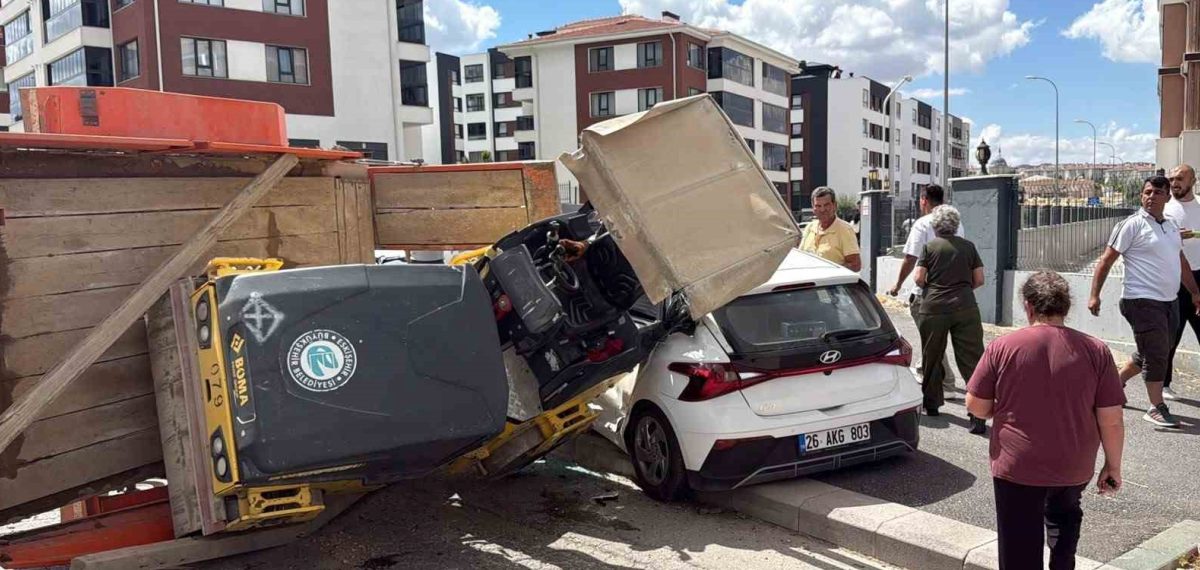 Römork koparak sürücü adayının otomobiline çarptı, iki kişi yaralandı