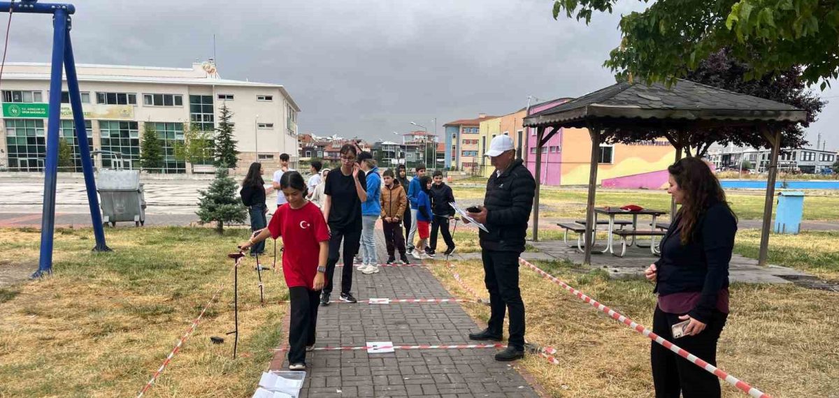 Sağanak altında oryantiring mücadelesi: Kent Park’ta genç sporcular ter döktü