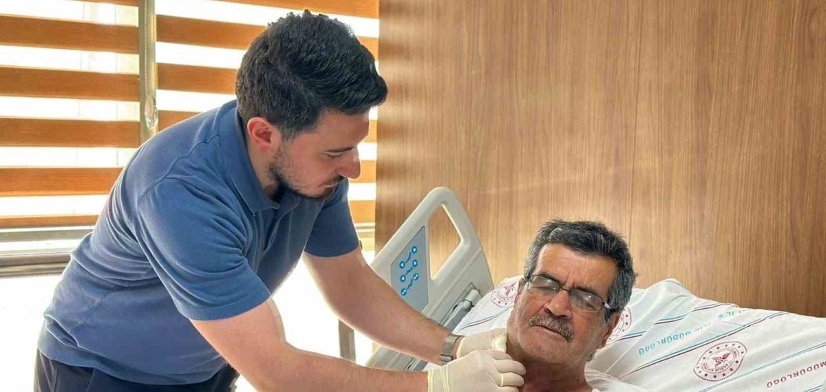 Şah damarı ameliyatıyla felç riski ortadan kaldırıldı, hasta taburcu ediliyor
