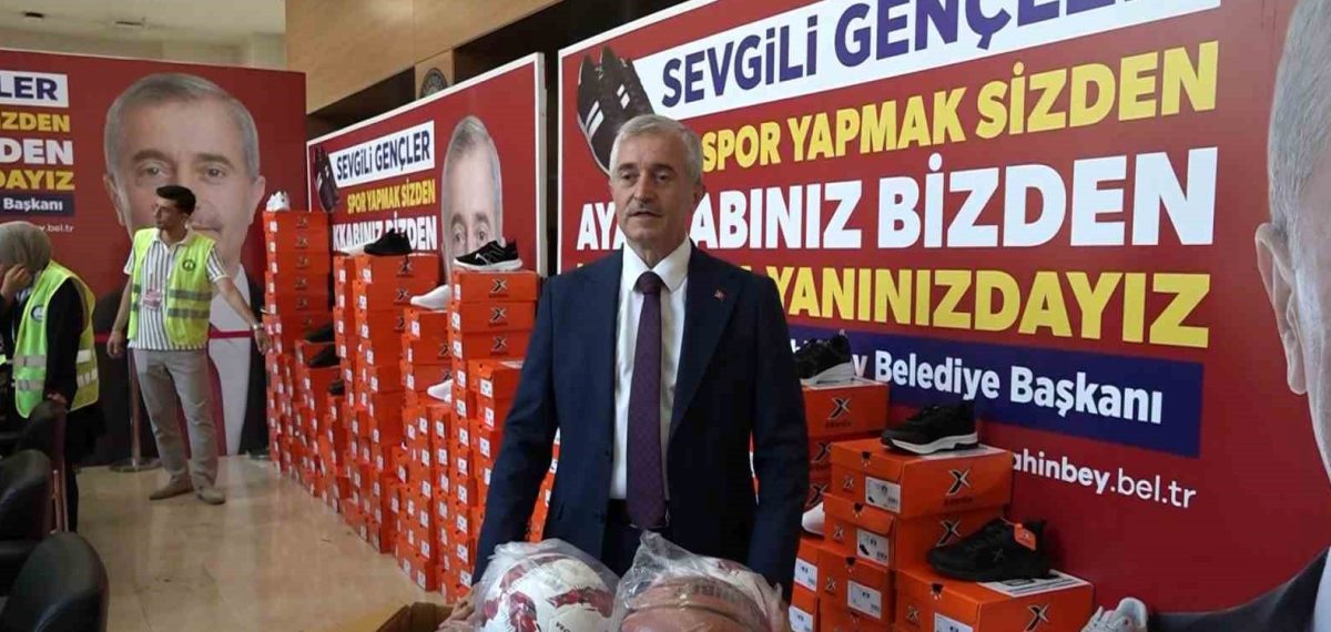 Şahinbey’de Mehmet Tahmazoğlu 19 bin çifte spor ayakkabı dağıtımını tamamladı