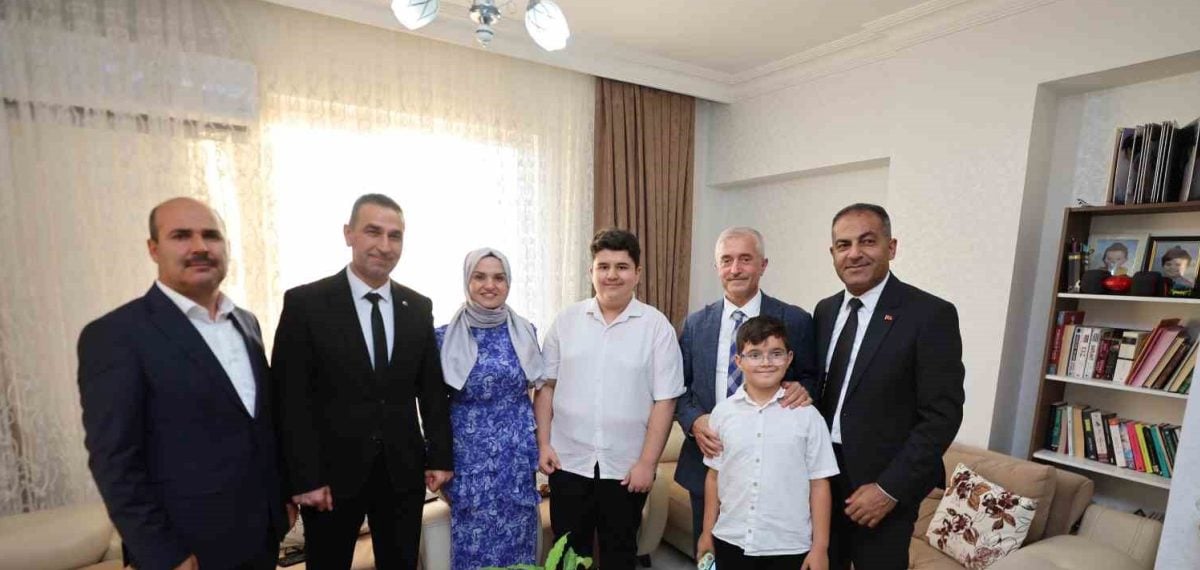 Şahinbey’den tam puanlı öğrencilere tablet ve 4 yıl boyunca aylık 14 bin TL destek