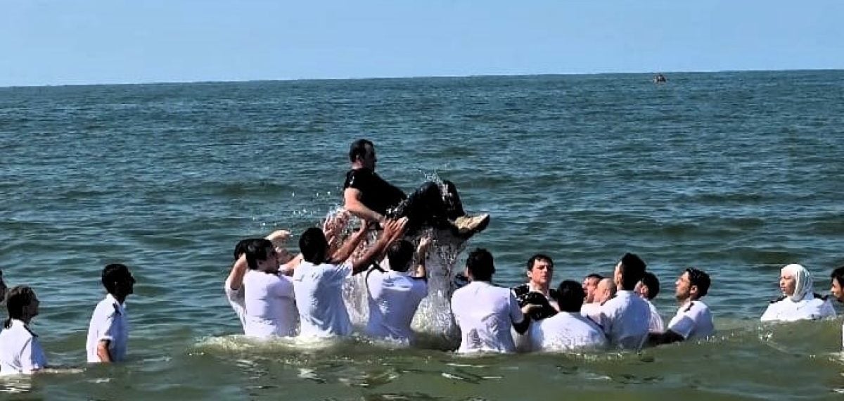 Sakarya Denizcilik MYO öğrencileri açık deniz stajı öncesi geleneksel ‘denize atma’ töreniyle uğurlandı