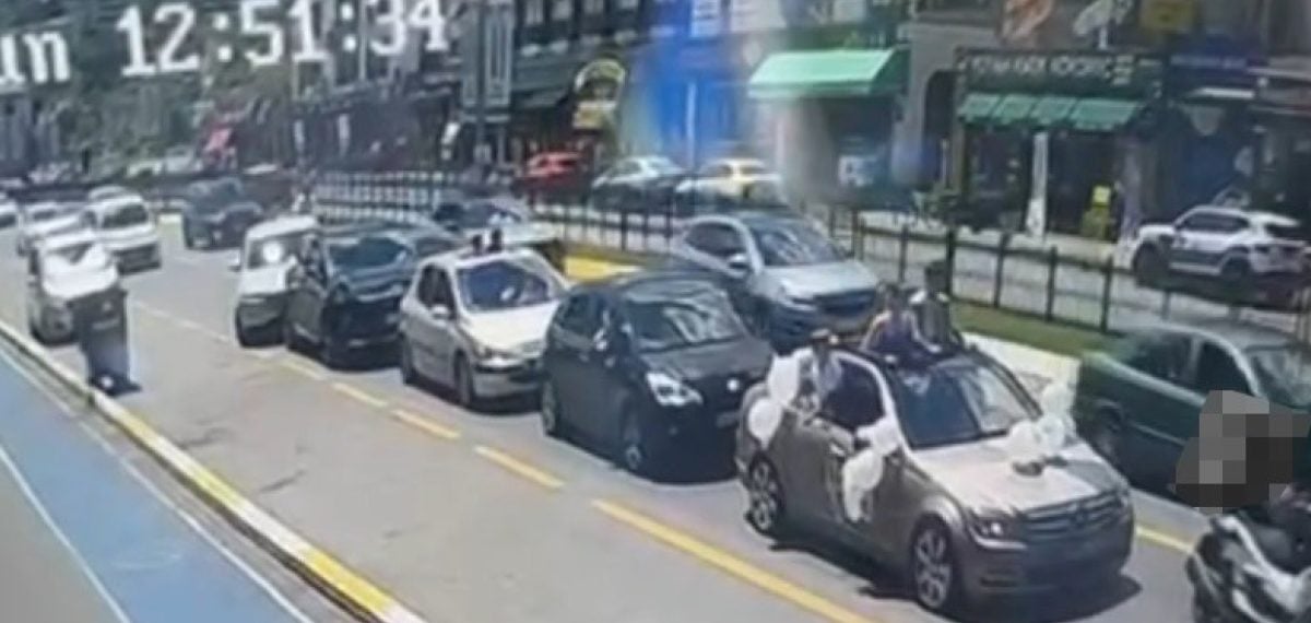 Sakarya Serdivan’da sünnet konvoyunun önünü kesen kurye trafik kazasına neden oldu, sürücü yakalandı