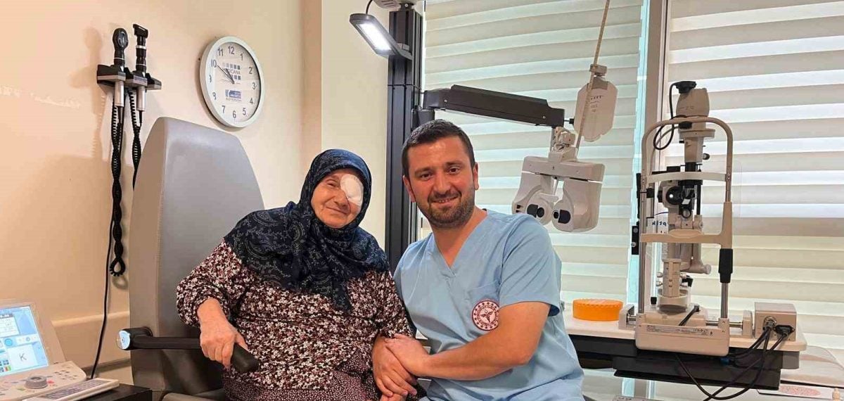 Samsun Vezirköprü’de torun doktor, 79 yaşındaki anneannesinin katarakt ameliyatını gerçekleştirdi