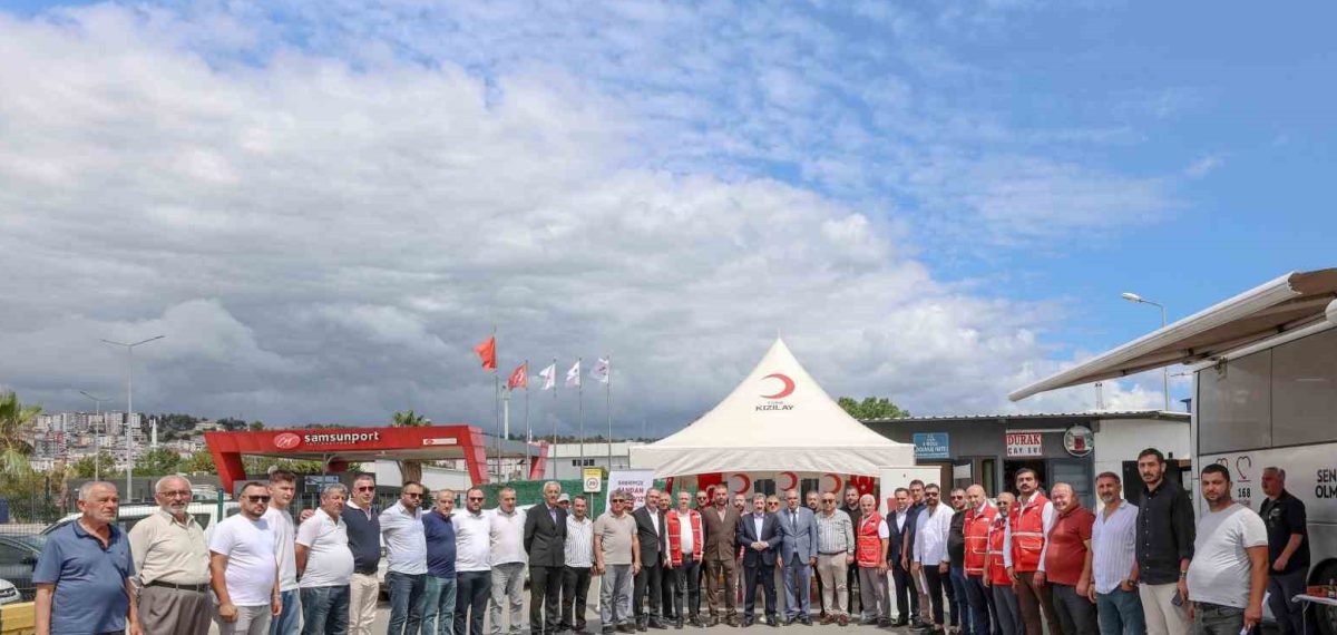 Samsun’da şoför esnafı Kızılay kampanyasında gönüllü kan bağışı yaptı