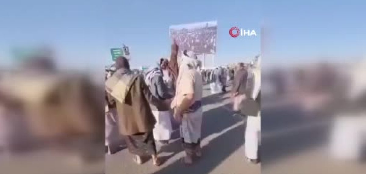 Sana’da bir kişi Husi yetkilisini suçlayarak meydanda kendini ateşe verdi