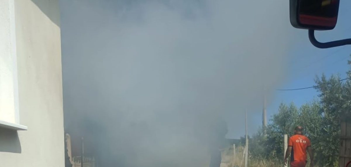 Sarıgöl’de anız yangını ekiplerin müdahalesiyle yerleşime sıçramadan söndürüldü