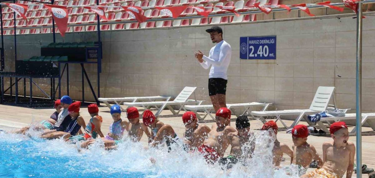 Şehzadeler’de Yaz Spor Okulları yüzme kursu başladı, kayıtlar sürüyor