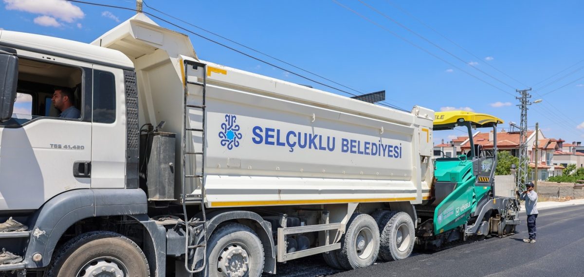 Selçuklu’da Sille Ak Mahallesi ve Ortakaya Sokak’ta 1.050 ton sıcak asfalt serimi tamamlanıyor