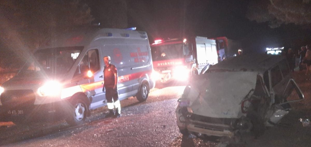 Selendi’de otomobil ile traktör çarpıştı: 4 kişi yaralandı, 2’si ağır