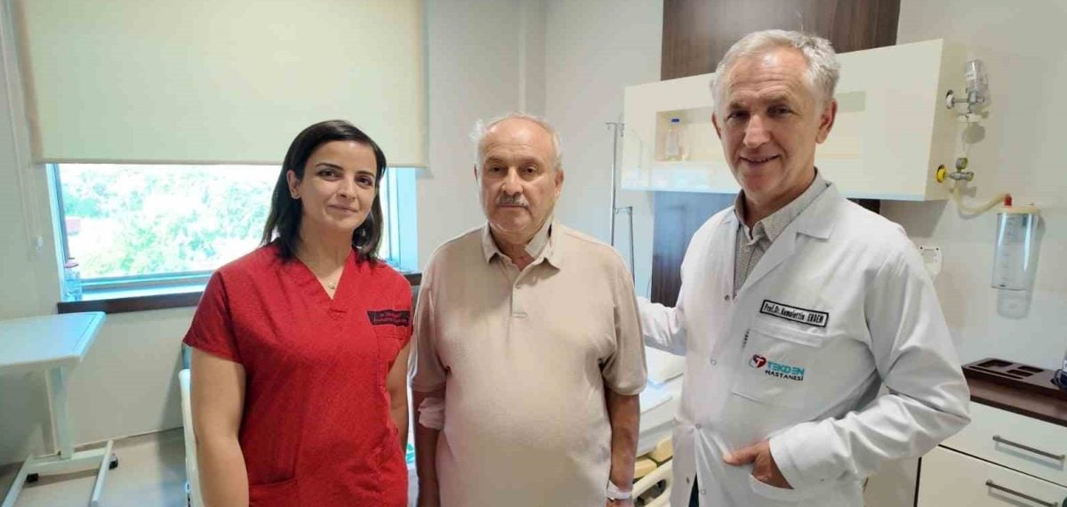 Servikal blokla uyanık yapılan ameliyatta sağ şah damarda yüzde 90 darlık tedavi edildi
