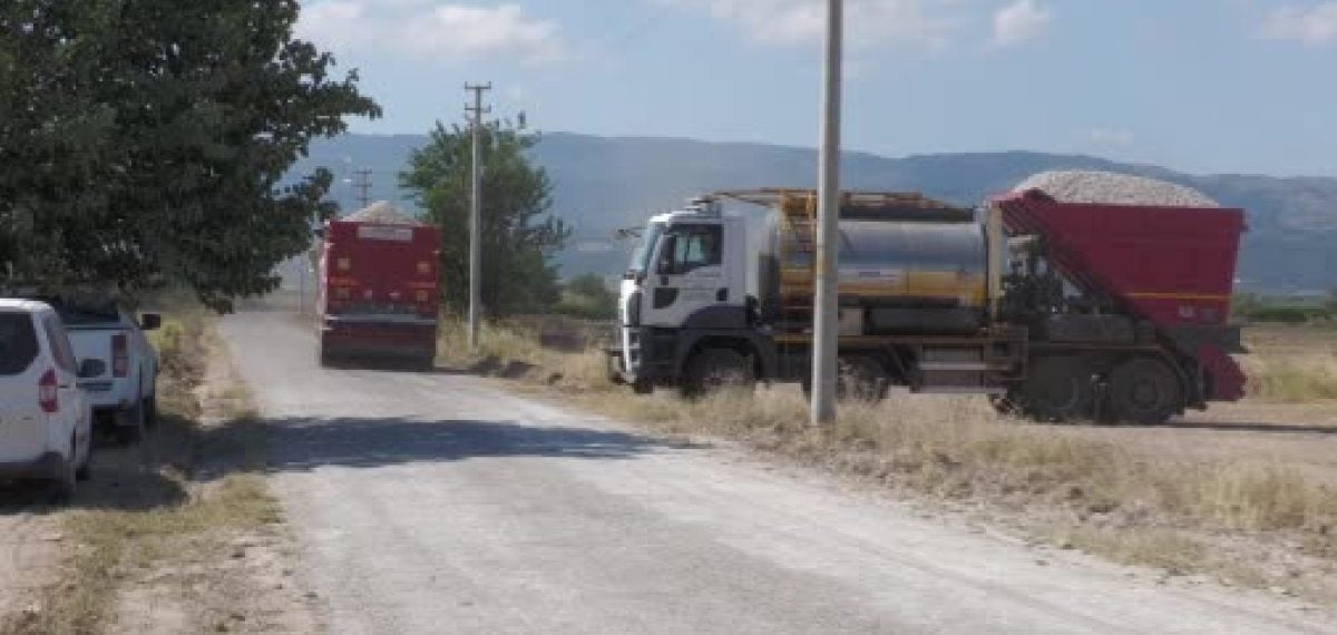 Seydiköy’ün 8 kilometrelik yolu sathi kaplama ile yenilendi, üzüm üreticileri rahatlayacak