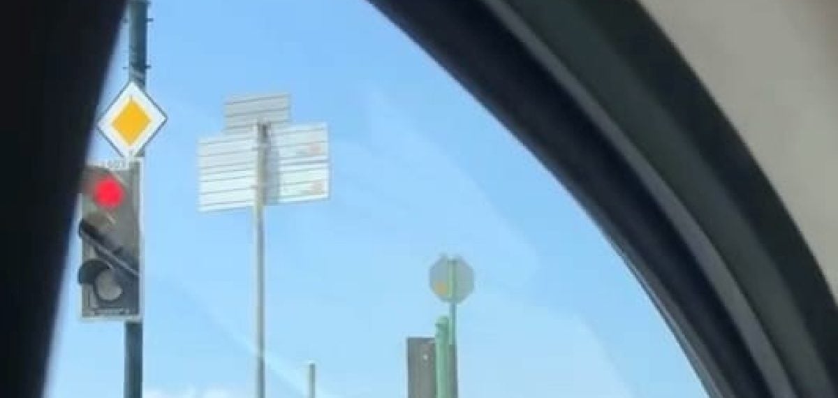 Seyir halindeki otomobilde ayaklarını dışarı çıkaran sürücüye 280 bin TL ceza