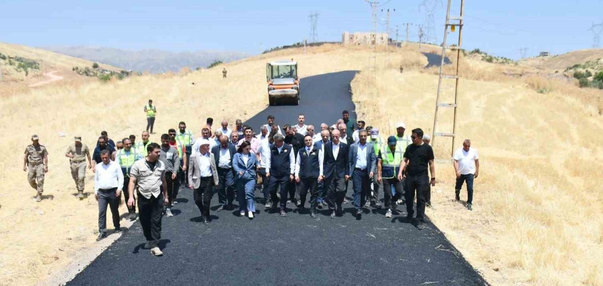 Şırnak’ta Başak köyünde asfalt çalışması başladı, 150 km hedefi açıklandı