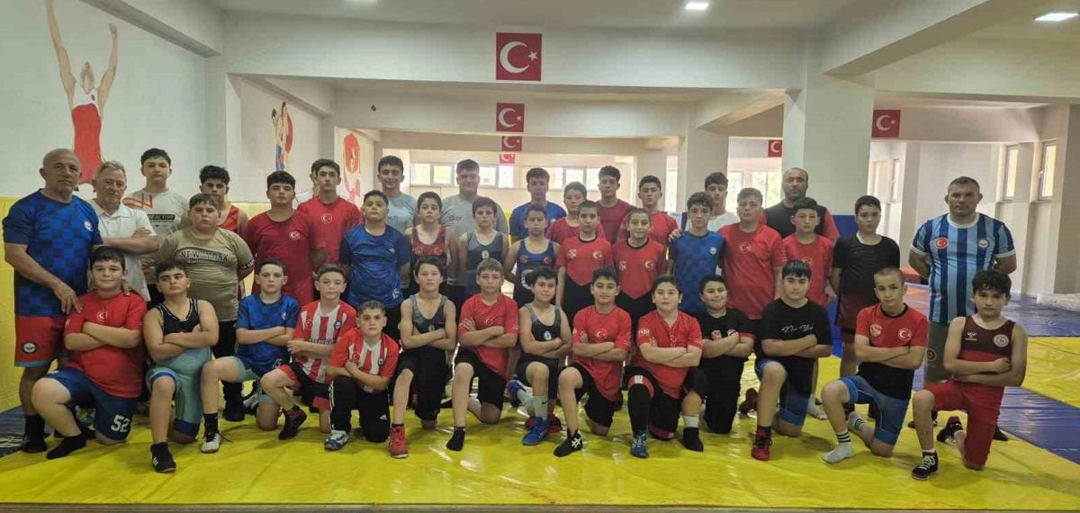 Sivas Demirspor 30 sporcu ile Minikler Türkiye Güreş Şampiyonası’nda iddialı