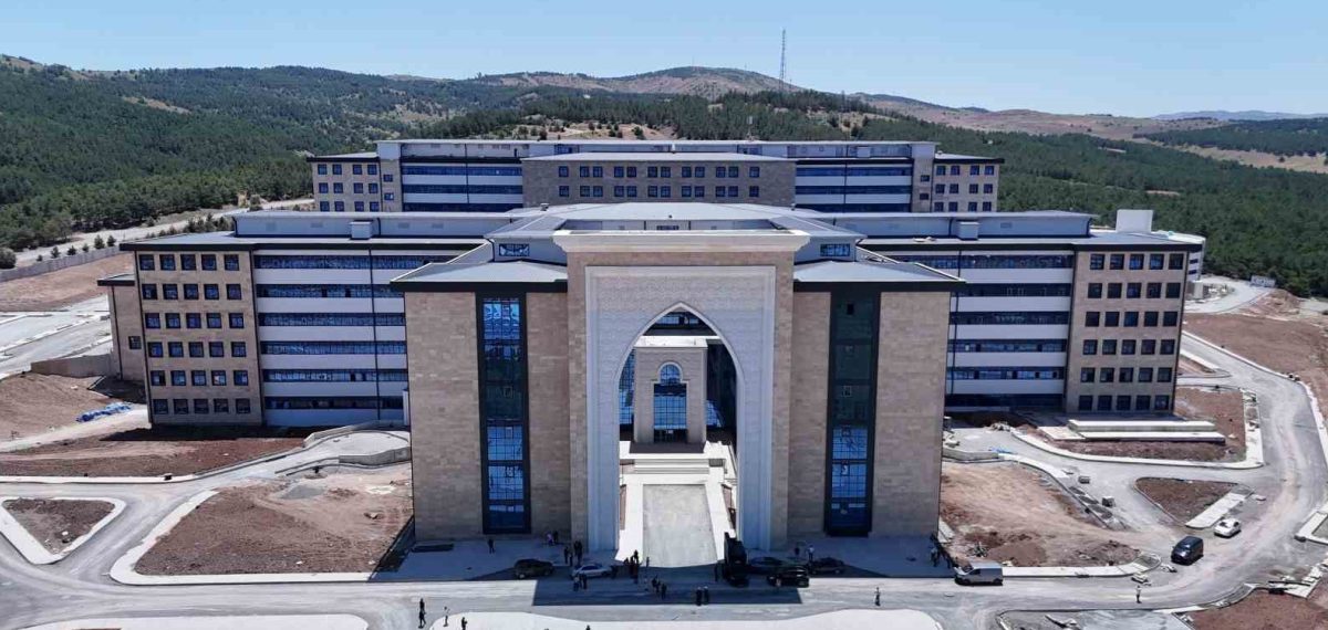 Sivas’ta 1071 yataklı yeni üniversite hastanesi yıl sonuna kadar hizmete açılacak