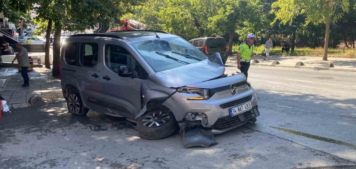 Su tankeri Bayrampaşa’da kontrolden çıkarak iki araca çarptı, sürücü yaralandı