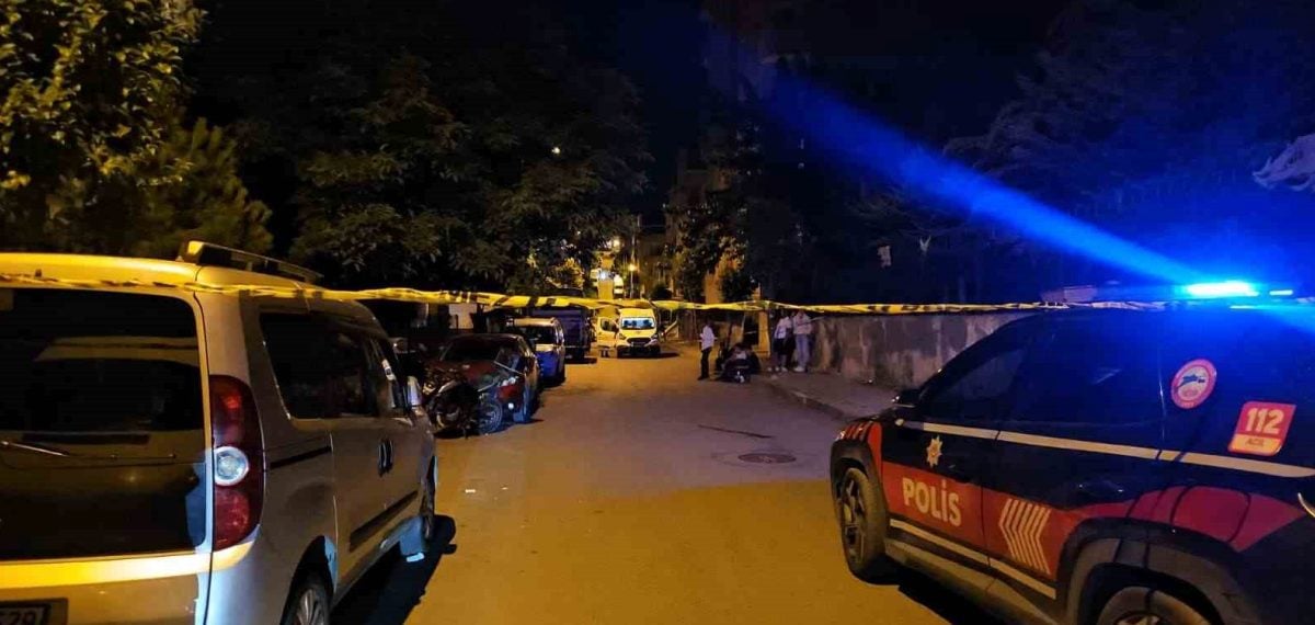 Sultangazi’de çalıntı motosikletli iki kişinin silahlı saldırısında bir kişi ağır yaralandı