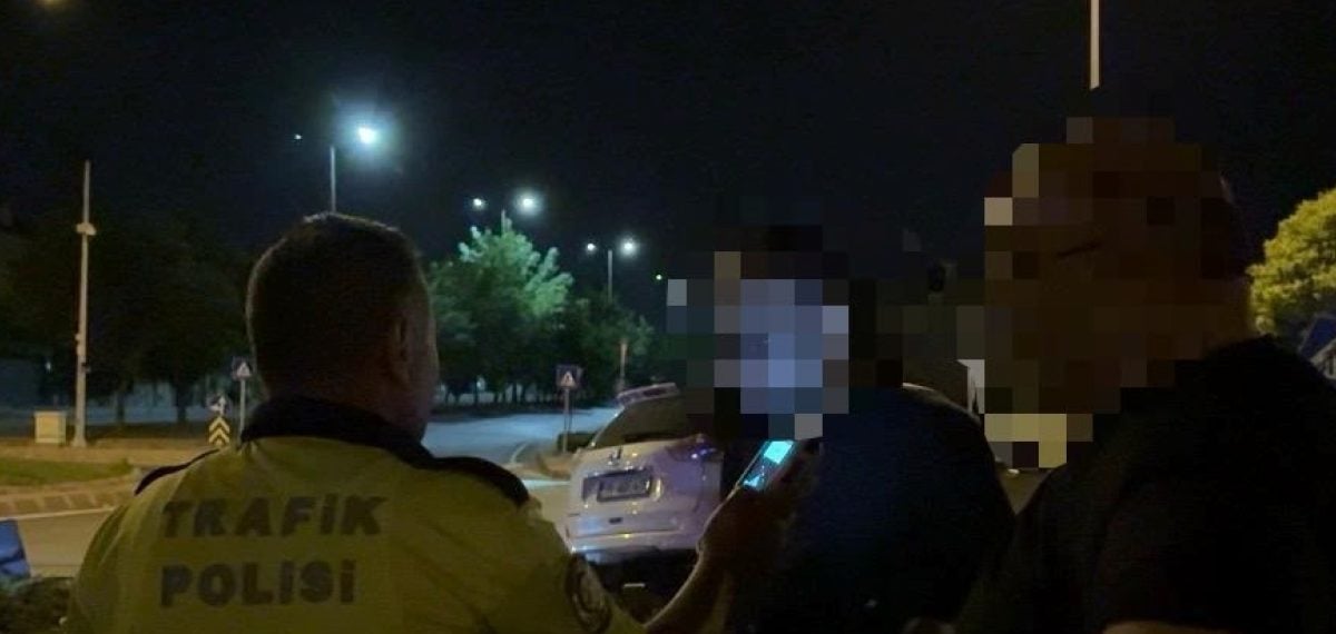 SUV refüje çıktı; sürücünün alkol testini reddettiği ve ehliyetine el konuldu