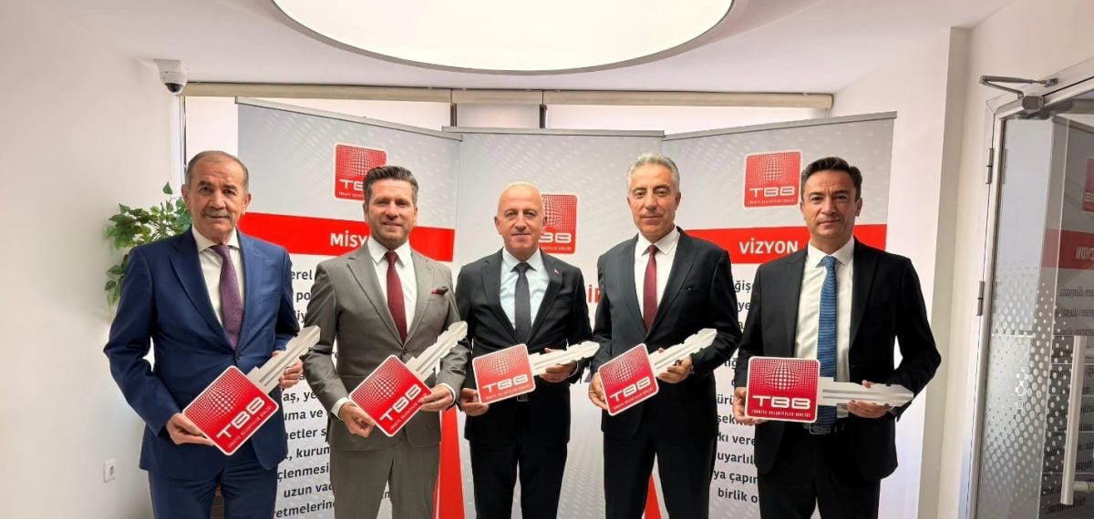 Tavas Belediyesi’ne 22 tonluk hidrolik paletli ekskavatör teslim edildi