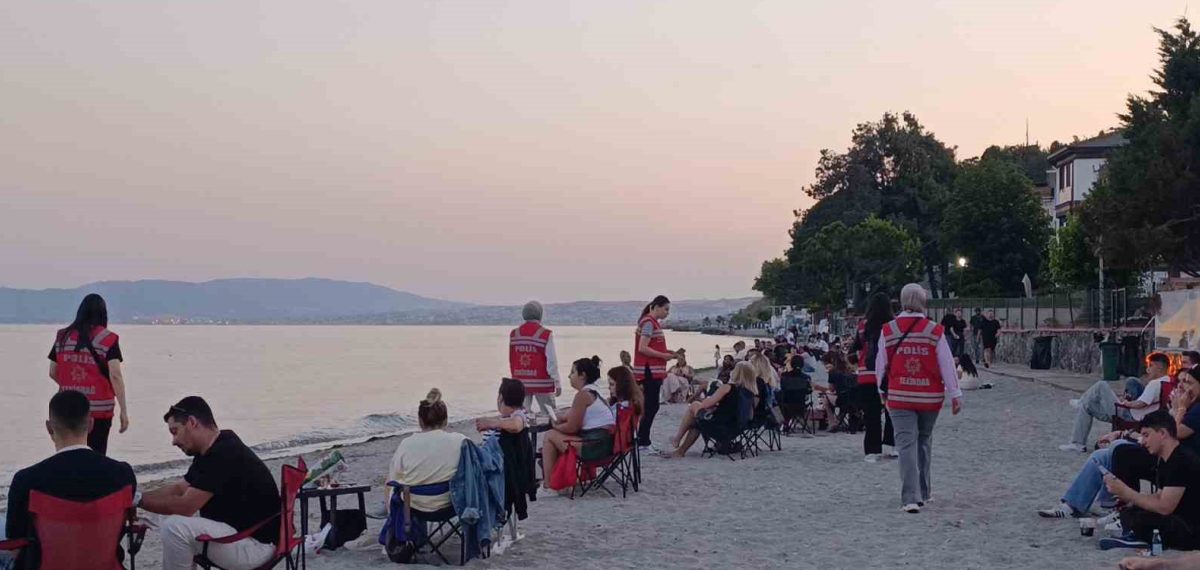 Tekirdağ kadın polisleri sahilde broşür dağıtarak çevre ve kamu düzeni uyarısı yaptı