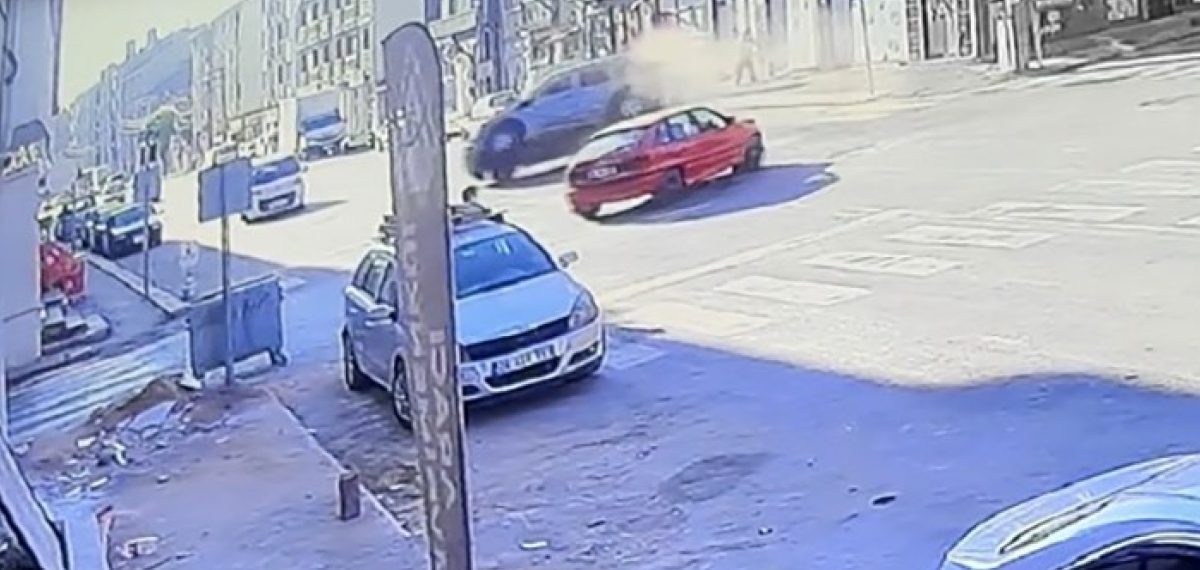 Tepebaşı’nda iki aracın çarpışması sonucu hafif ticari araç devrildi
