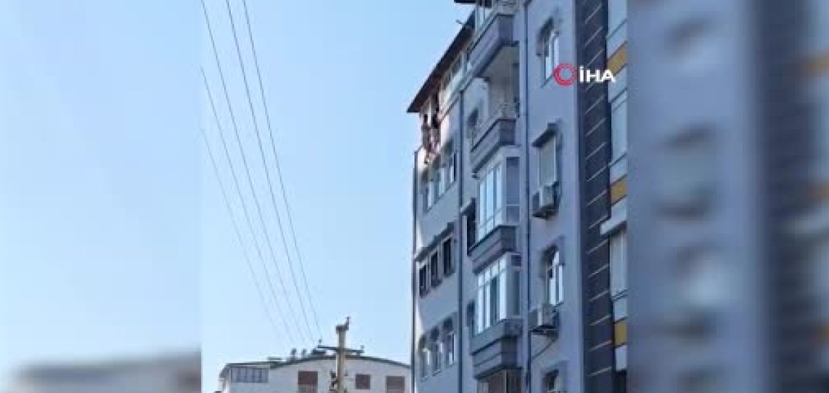 Teras kattaki yangında pencere üstünde bekleyen iki kişi itfaiye tarafından kurtarıldı
