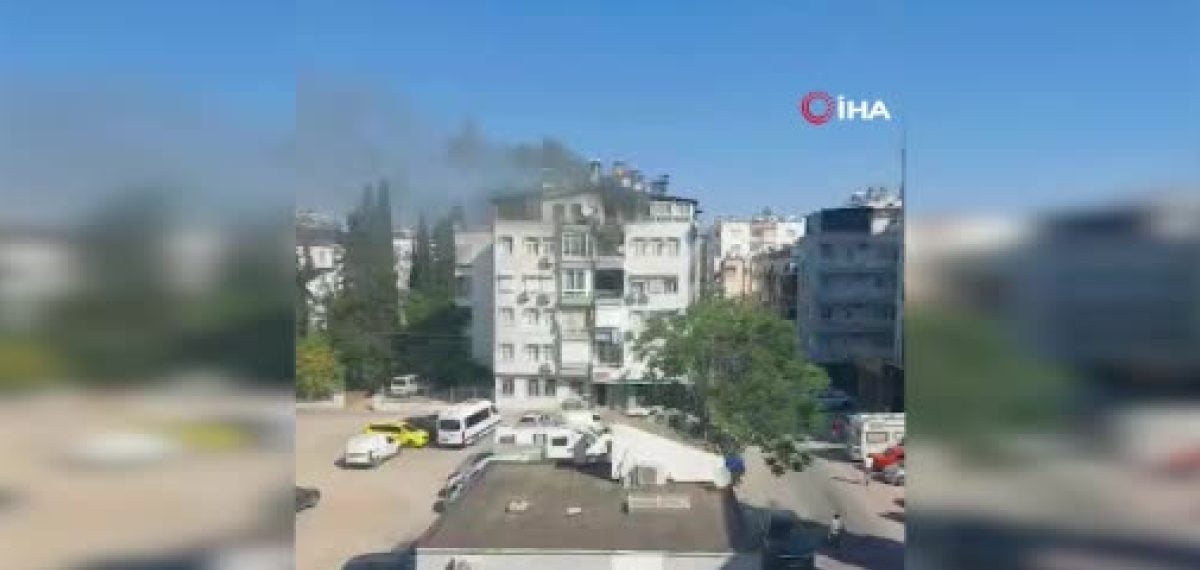 Teras kattaki yangında pencere üstündeki betona sığınan iki kişi son anda kurtarıldı