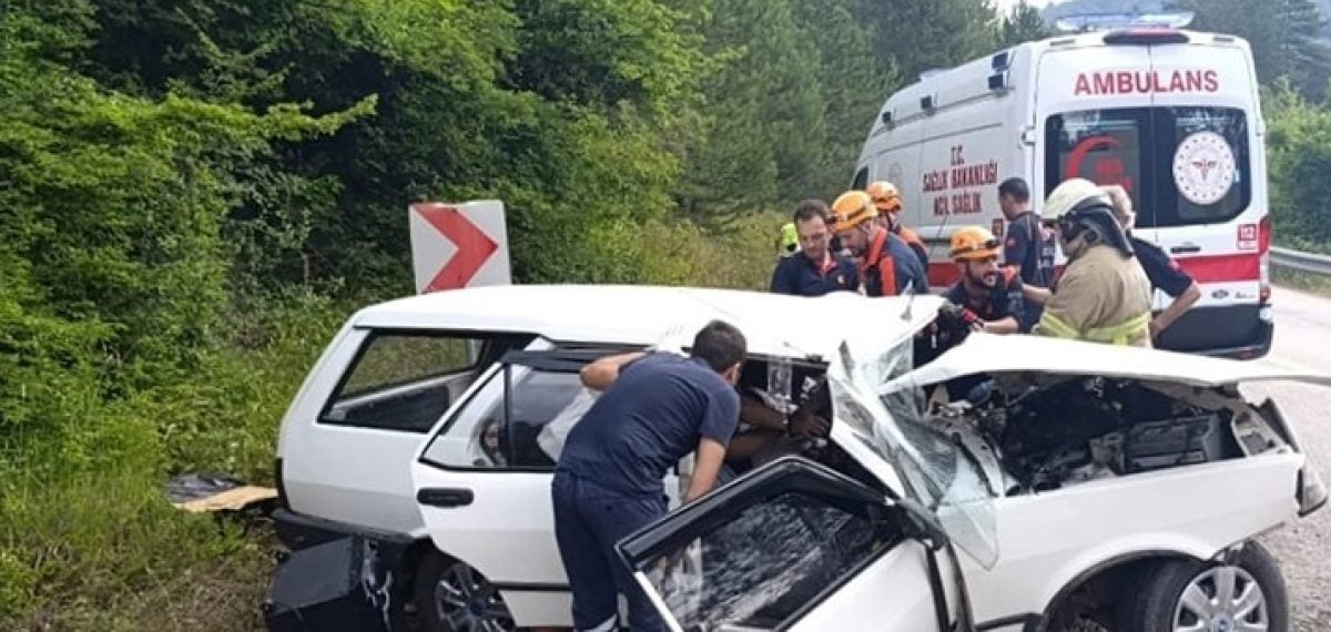 Tır dorsesi karşı şeride geçip otomobile çarptı: 1 ölü, 2 yaralı