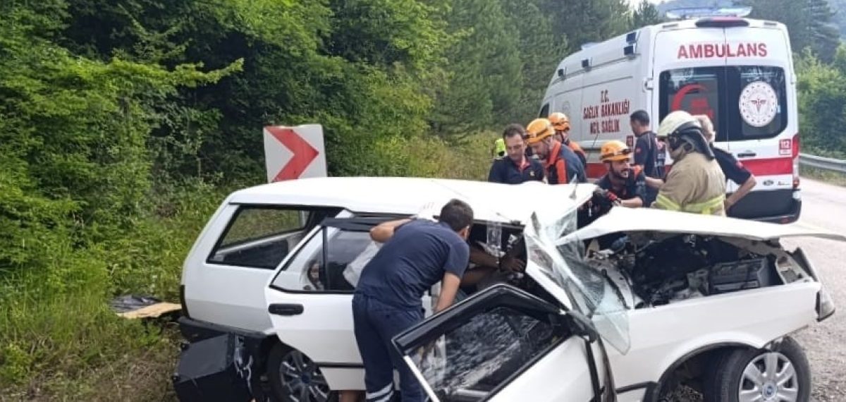 Tır dorsesinin karşı şeride geçmesi sonucu iki kişi yaşamını yitirdi