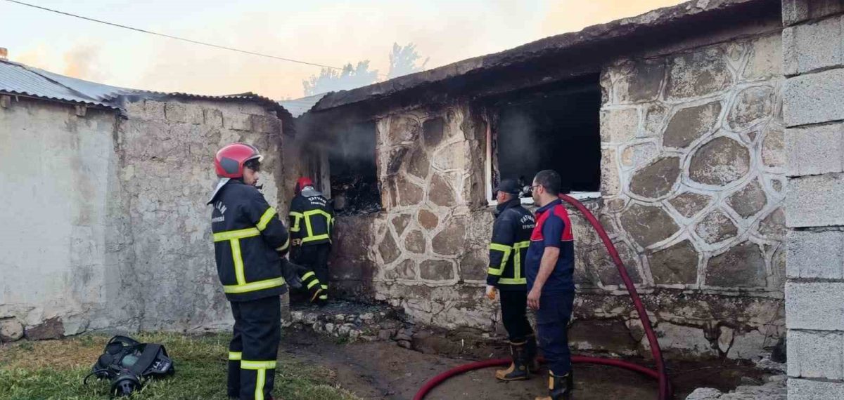 Tır sürücüsünün fark etmesiyle 22 kişilik aile yangından son anda kurtuldu