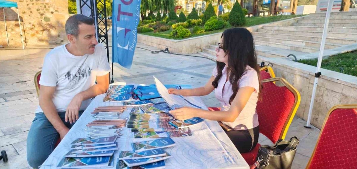TOGÜ Tercih Yardım Masası Tokat Hıdırlık Meydanı’nda adaylara yüz yüze destek