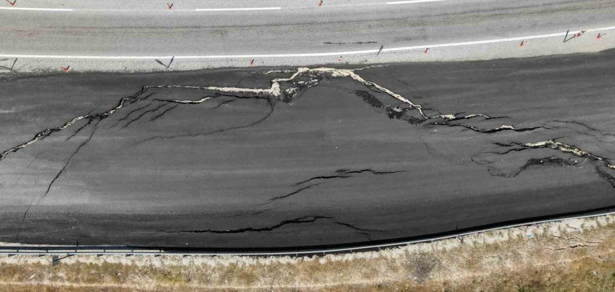 Tokat-Sivas kara yolunda geniş çatlaklar ulaşımı tek şeride düşürdü