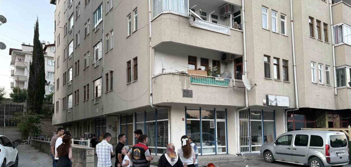 Tosya’da balkondaki saksı ısınması yangına yol açtı, vatandaşlar büyümeden söndürdü