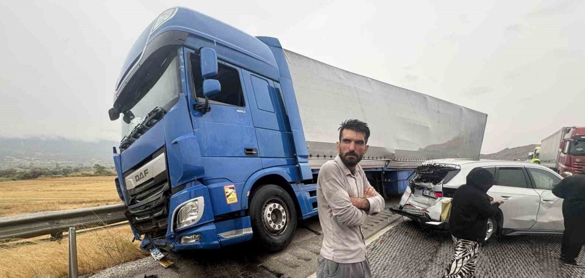 Tosya’da D100’de zincirleme kazada 1 ölü, 12 yaralı — yol 15 km trafiğe kapandı