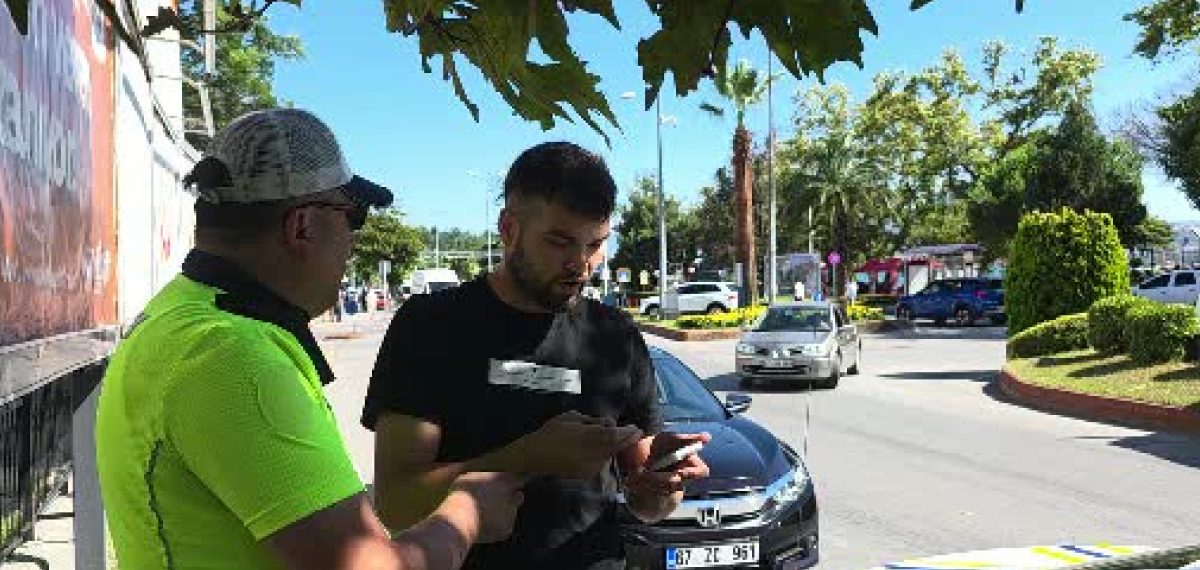 Trafik polisi, telefon dolandırıcılığından kurtarılan vatandaşı yönlendirdi
