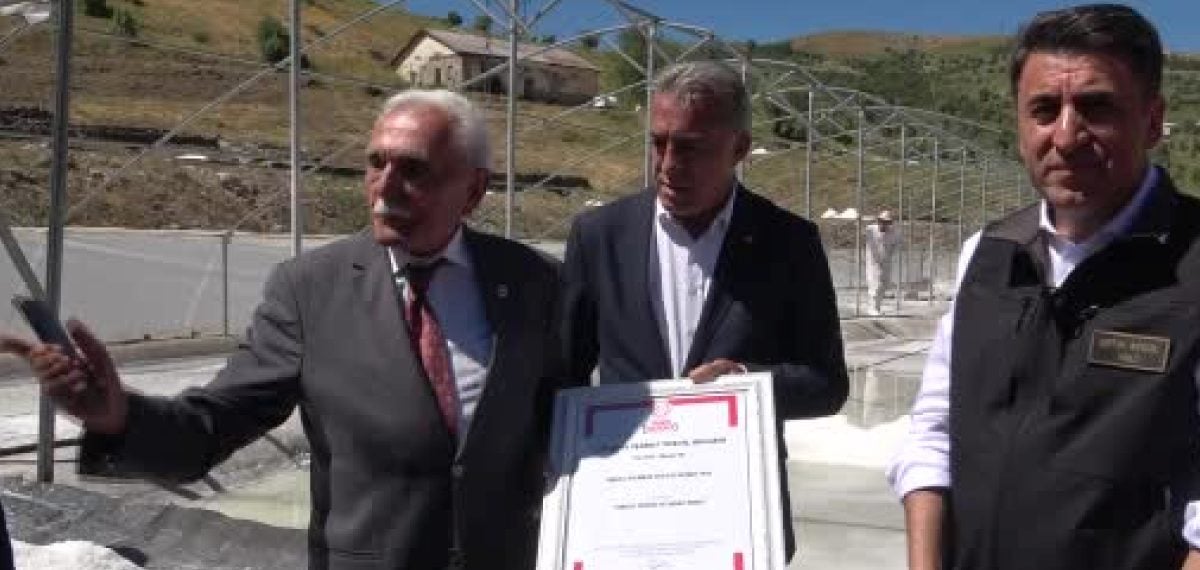 Tunceli Pülümür tuzuna coğrafi işaret belgesi verildi, vali üretim çalışmasına katıldı