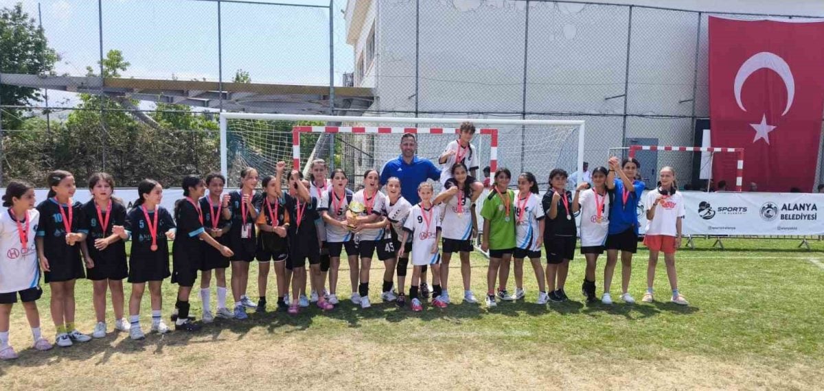 Turgutlu’nun minik hentbolcuları 46-21’lik finalle Türkiye şampiyonu oldu