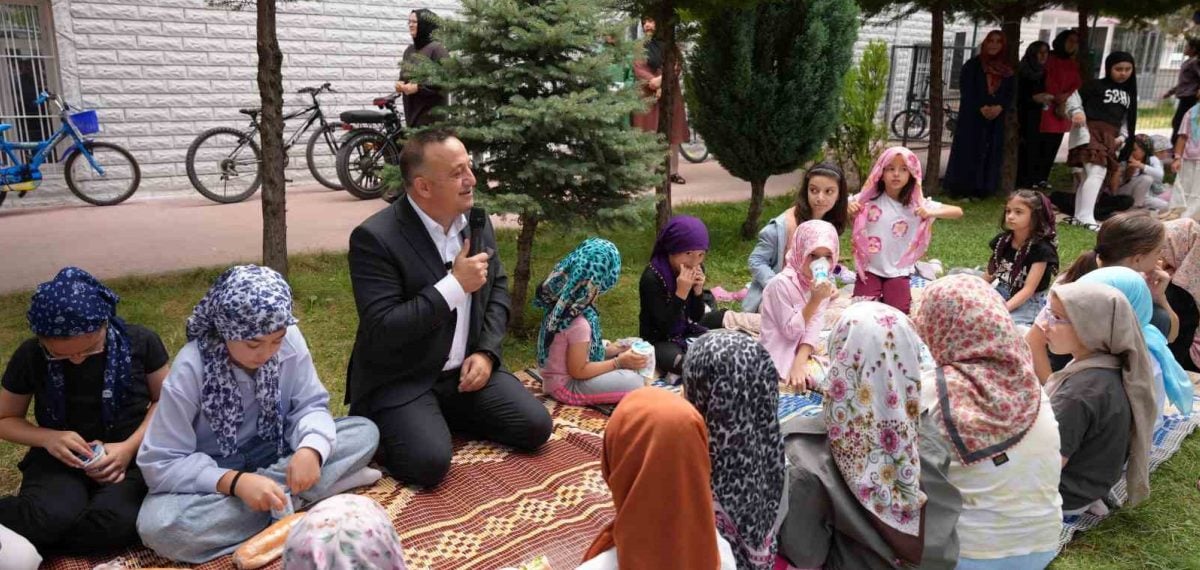 Turhal Belediyesi 39 camide yaz Kur’an kursu öğrencilerine ikram dağıttı