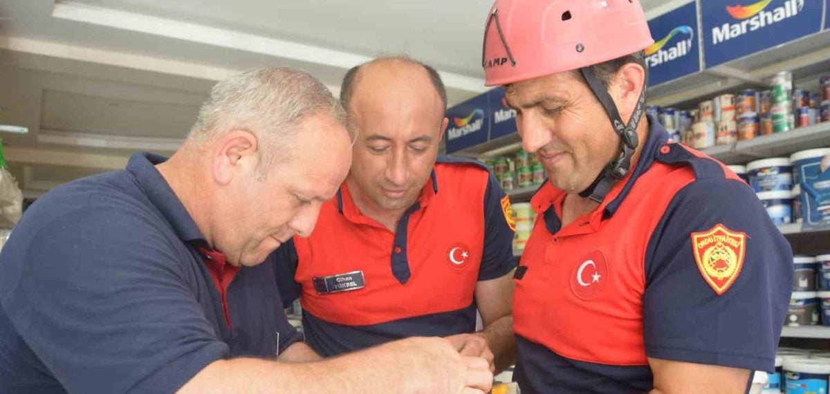 Ünye’de itfaiye ekipleri ebabil kuşunu çatı saçağından kurtardı
