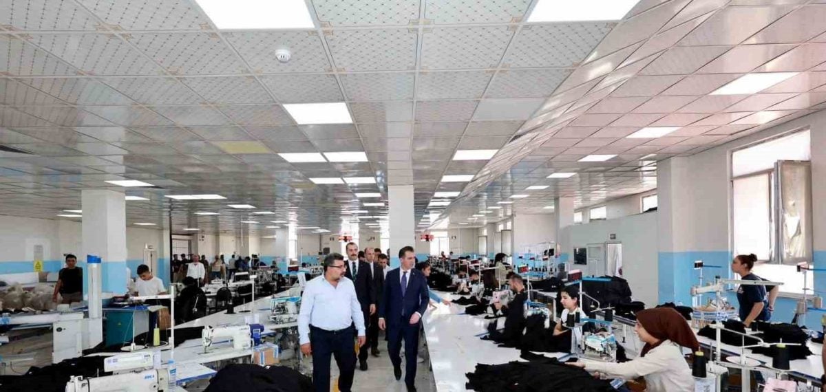 Vali Karakaya Güroymak’ta tekstil fabrikasında inceleme yaptı