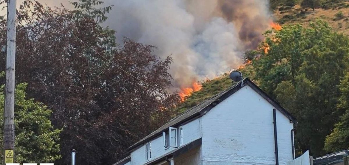 Wildfire threatens Hanter Hill home, firefighters contain 90-hectare blaze