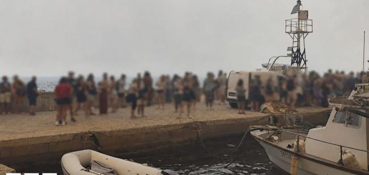 Wildfires Trap Tourists in Central Greece as Evacuations by Sea Underway