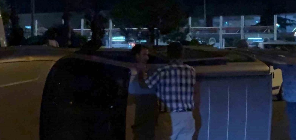 Yan yatan aracını korumaya çalışan sürücü 1 saat eşyalarını topladı