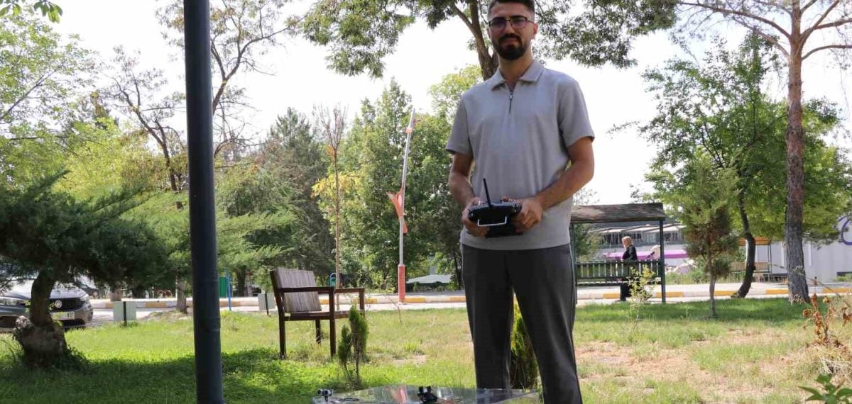 Yapay zekâ destekli otonom tarım aracı yabancı otları tespit edip mekanik tırpanla temizliyor